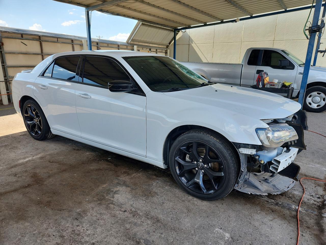 2022 Chrysler 300 Touring - Фото 4