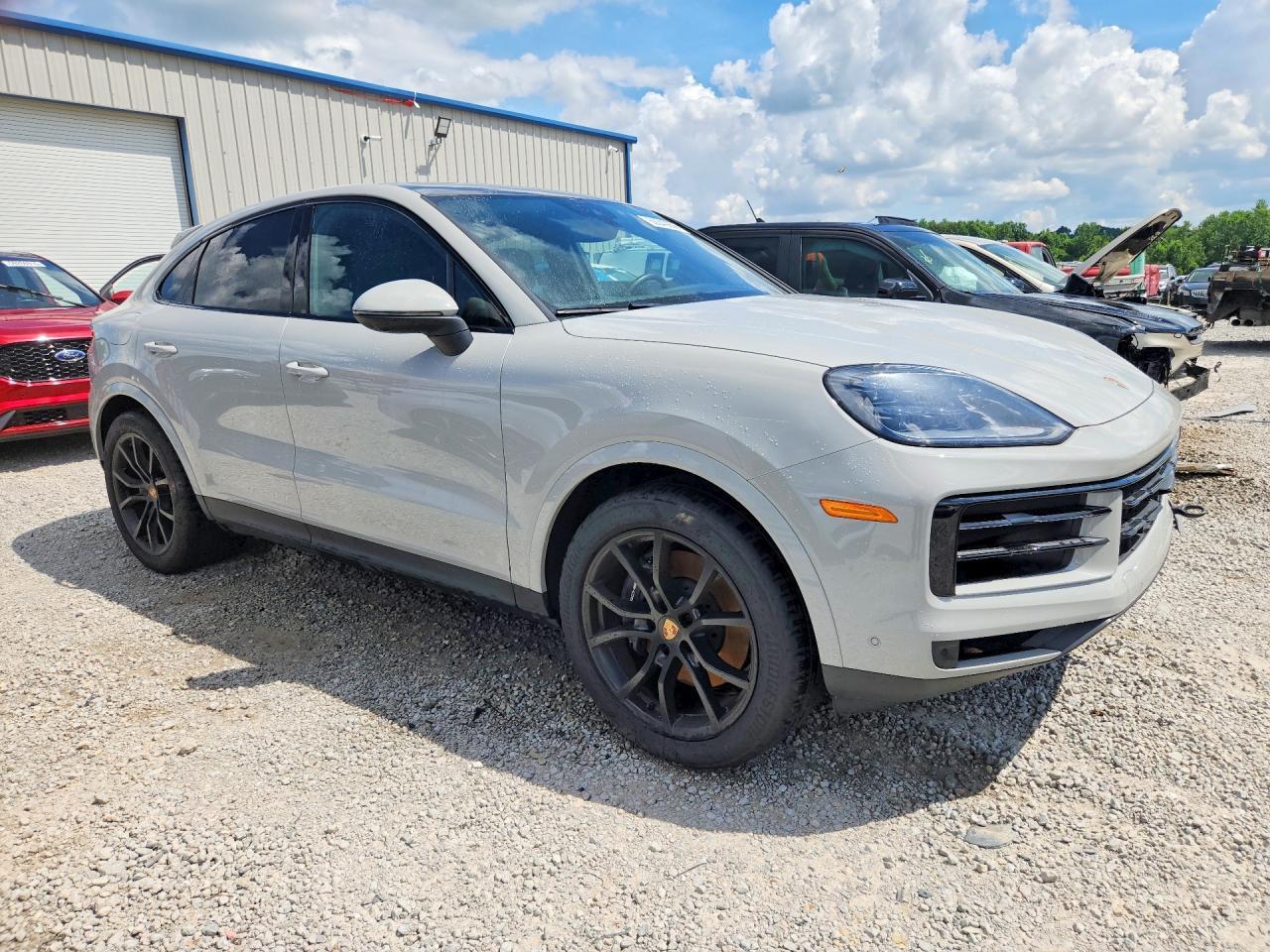 2025 Porsche Cayenne - Image 4