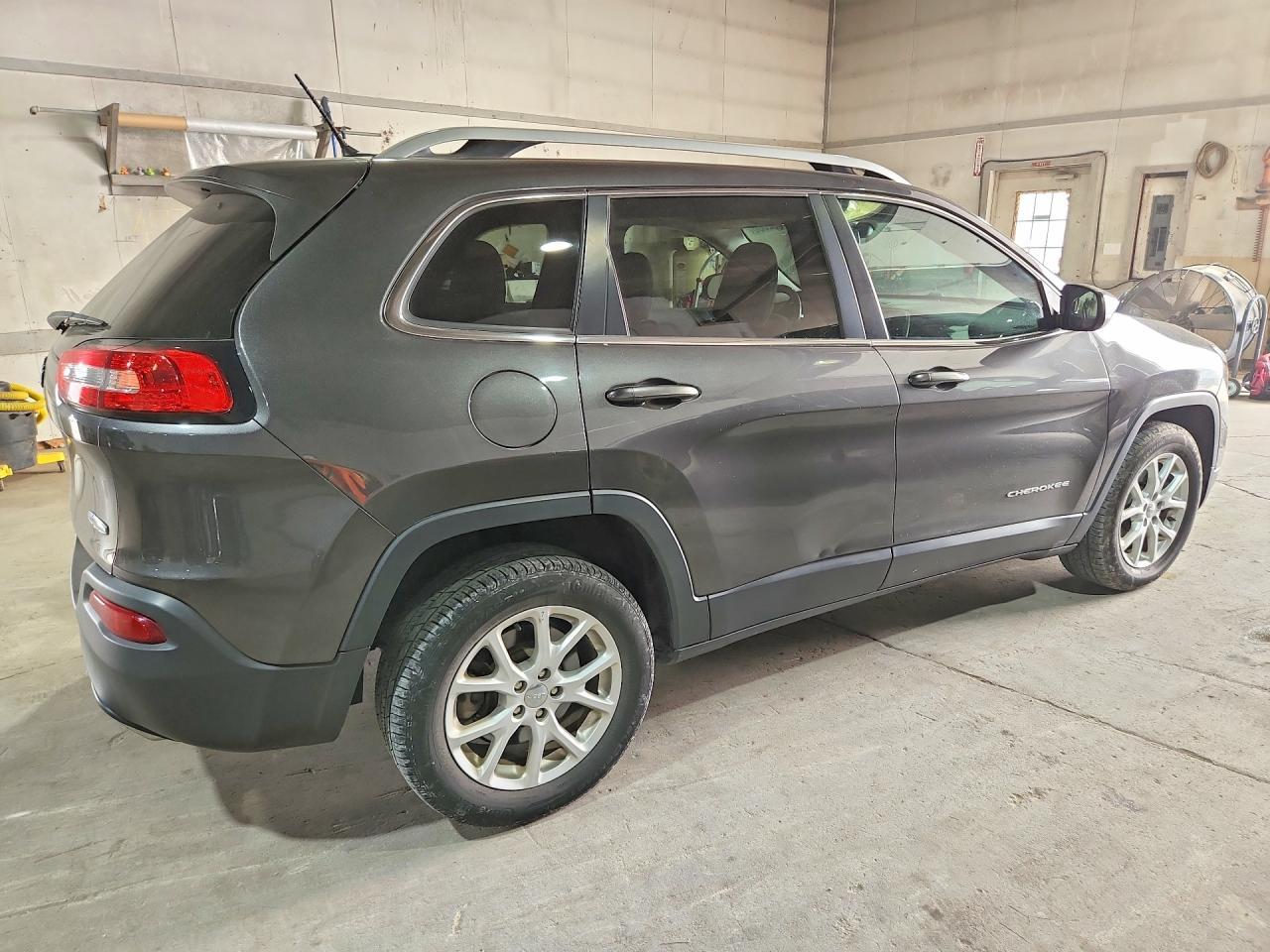 2016 Jeep Cherokee Latitude - Image 3