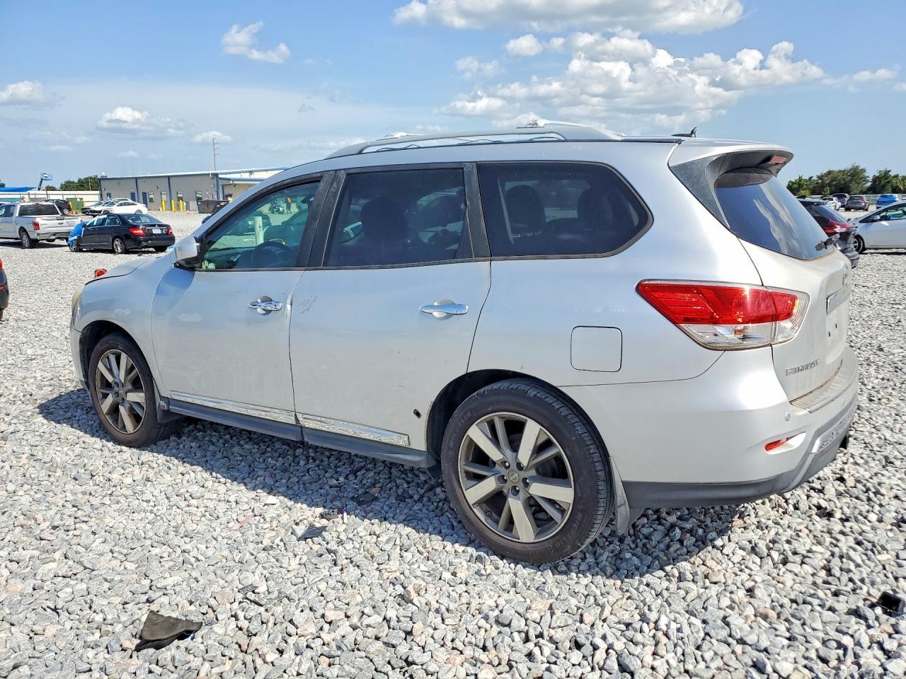 2013 Nissan Pathfinder S - Фото 2