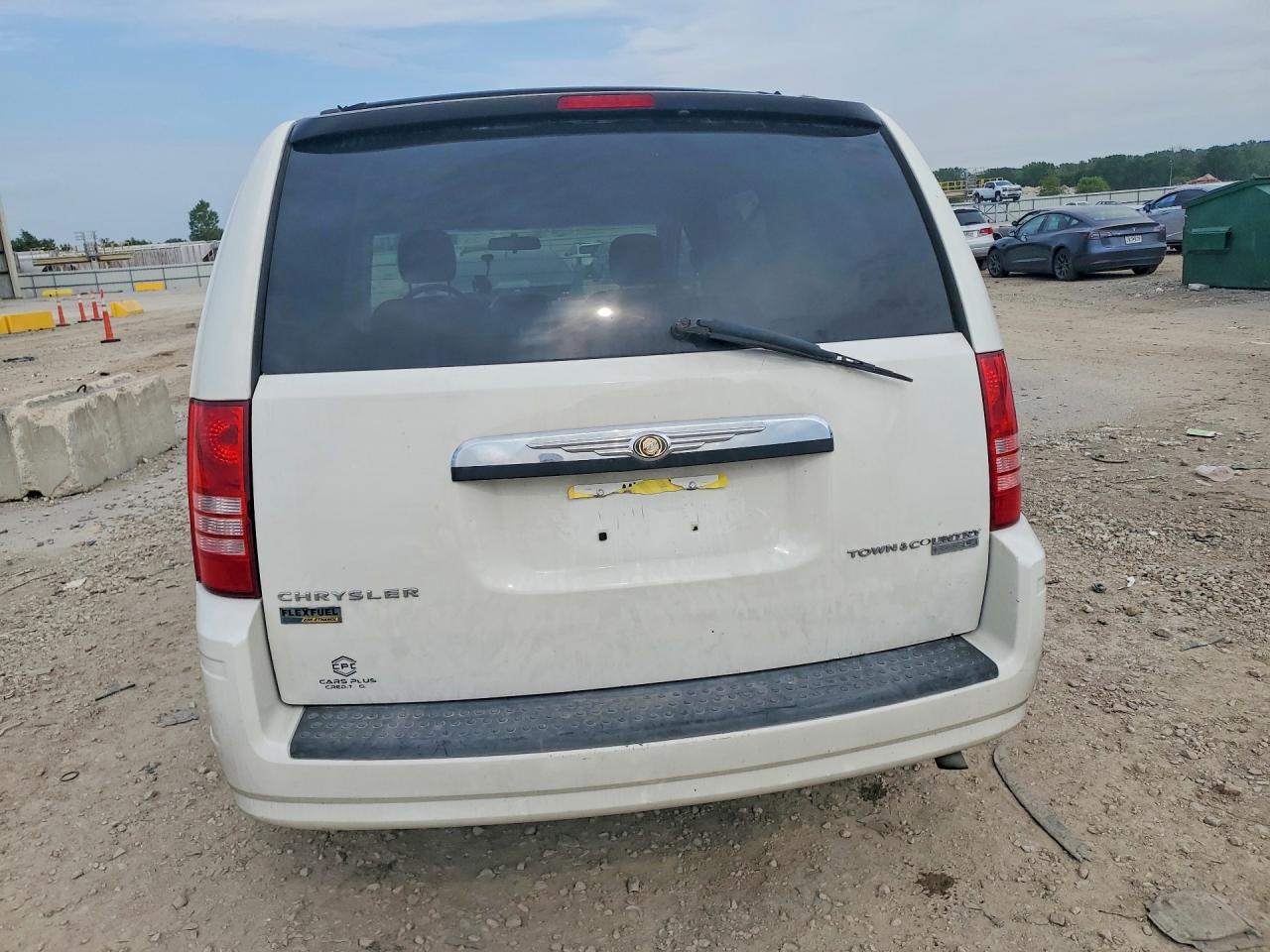 2010 Chrysler Town & Country Lx - Image 6