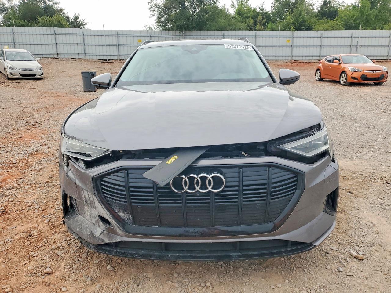 2022 Audi E-Tron Premium - Фото 5