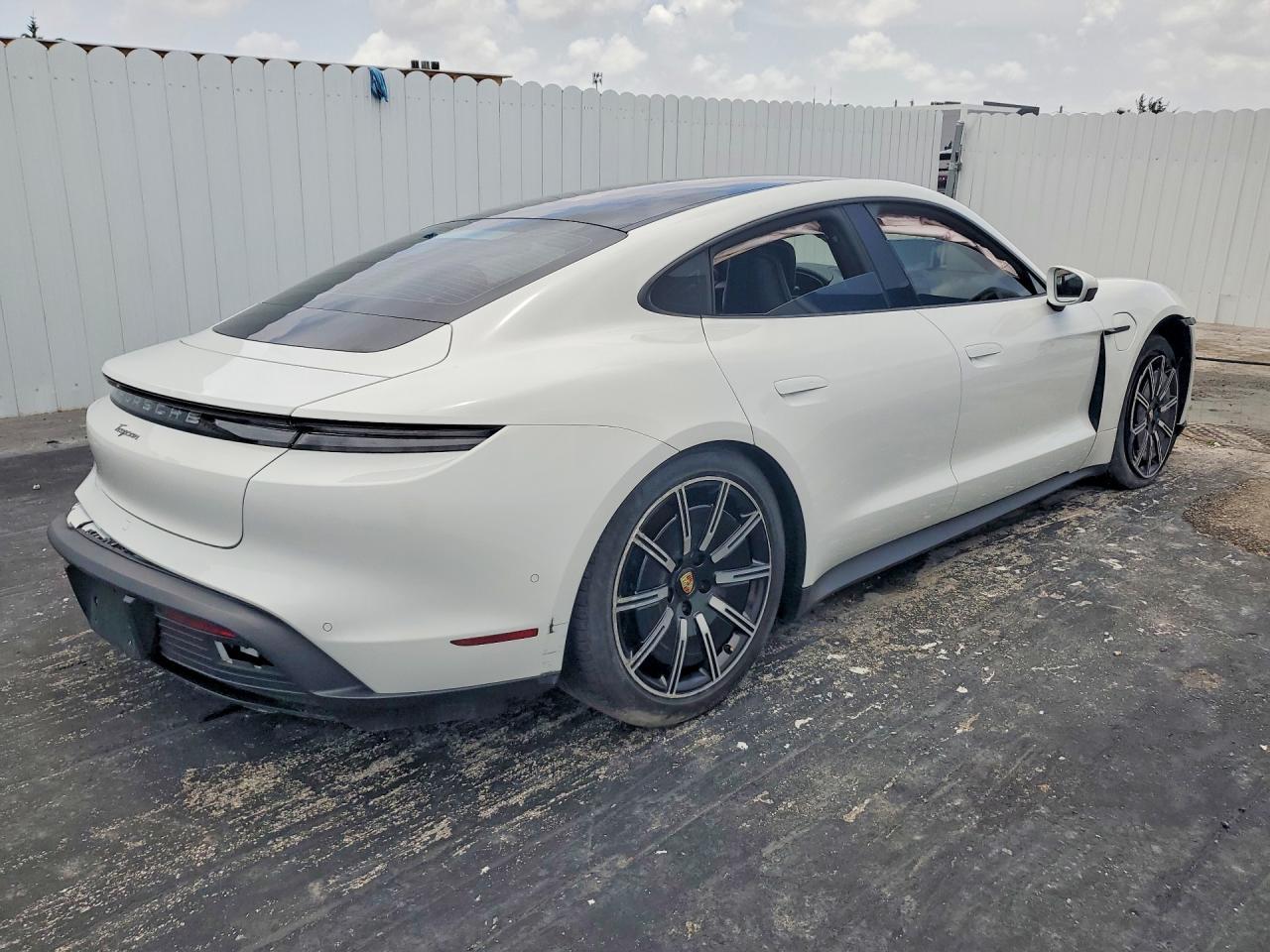 2022 Porsche Taycan - Фото 3