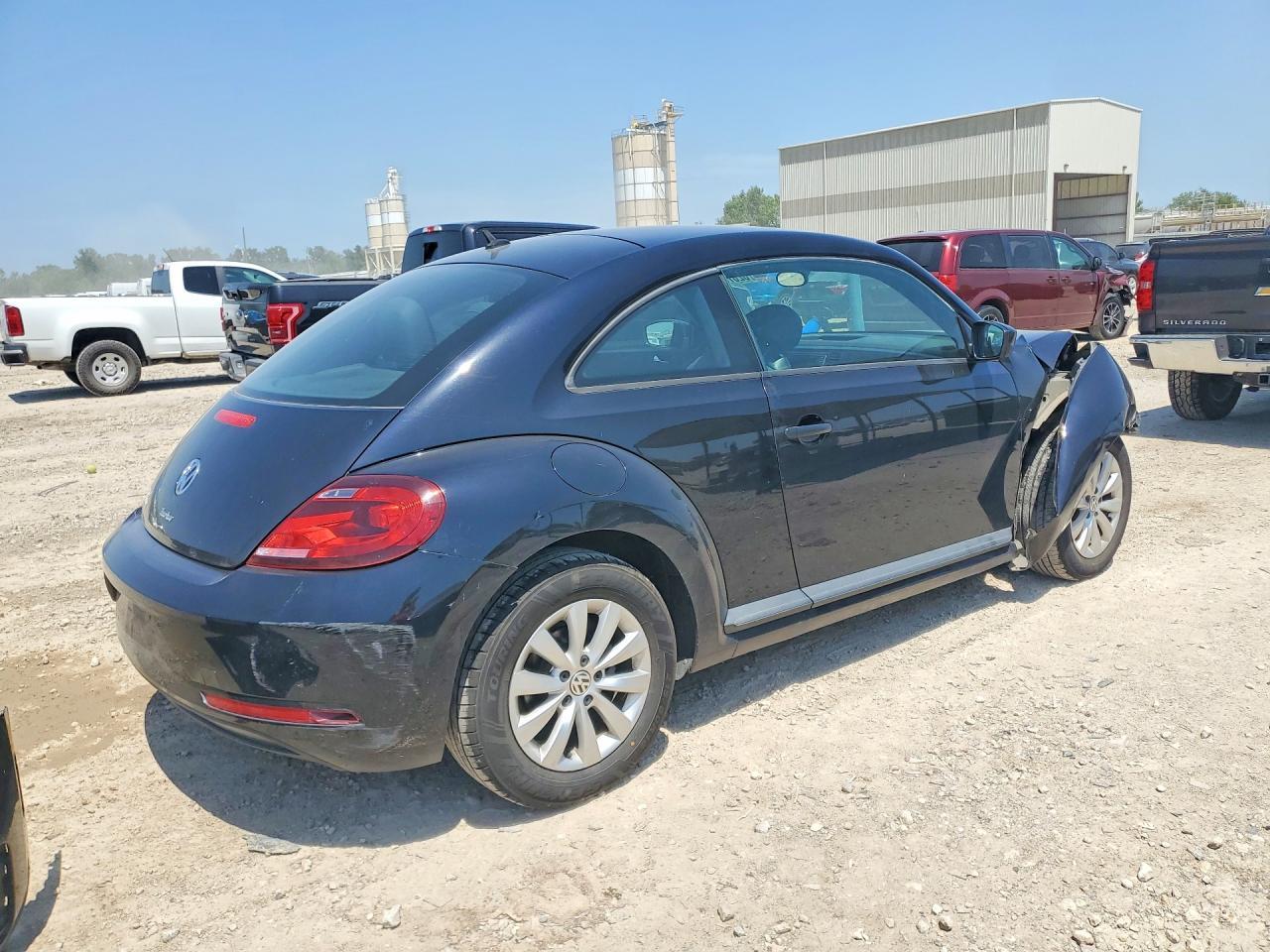 2017 Volkswagen Beetle 1.8T - Фото 3