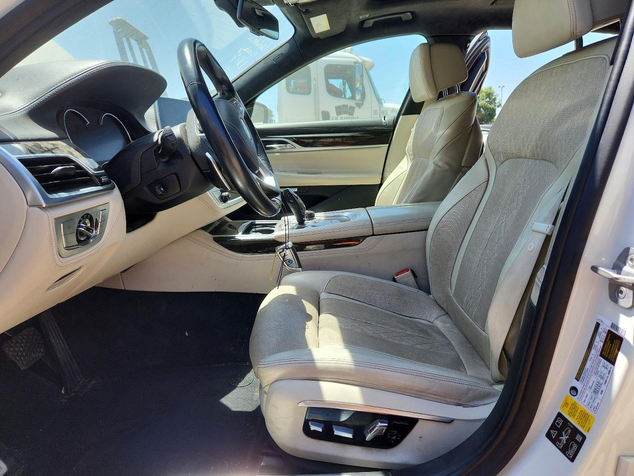 2016 BMW 750 Xi - Image 7