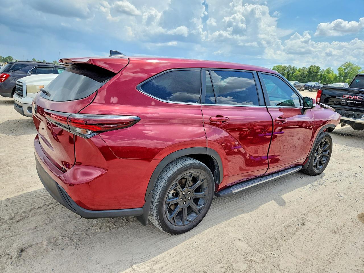 2024 Toyota Highlander Le - Image 3