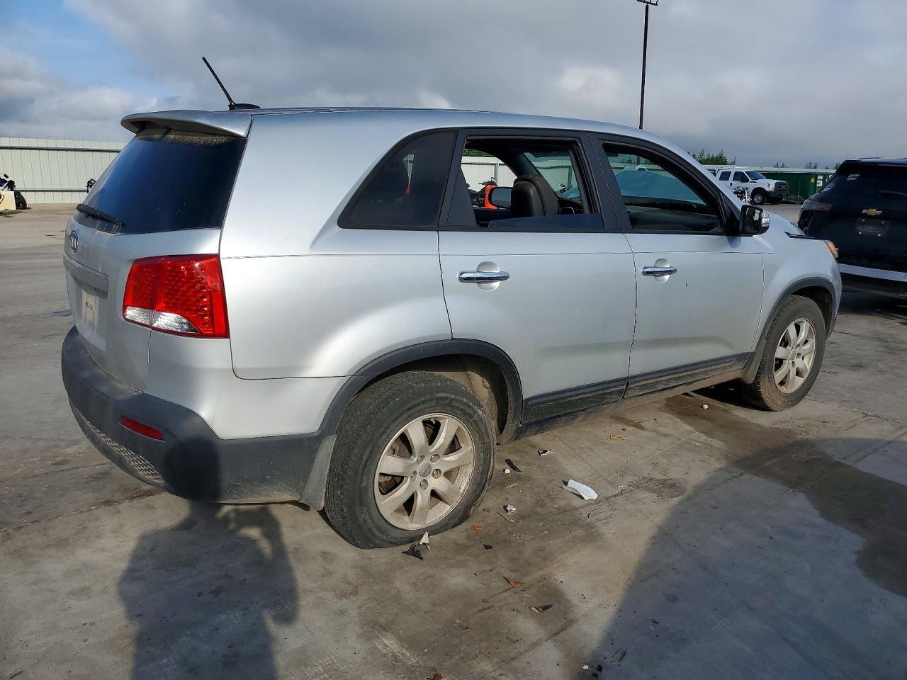 2013 Kia Sorento Lx - Image 3