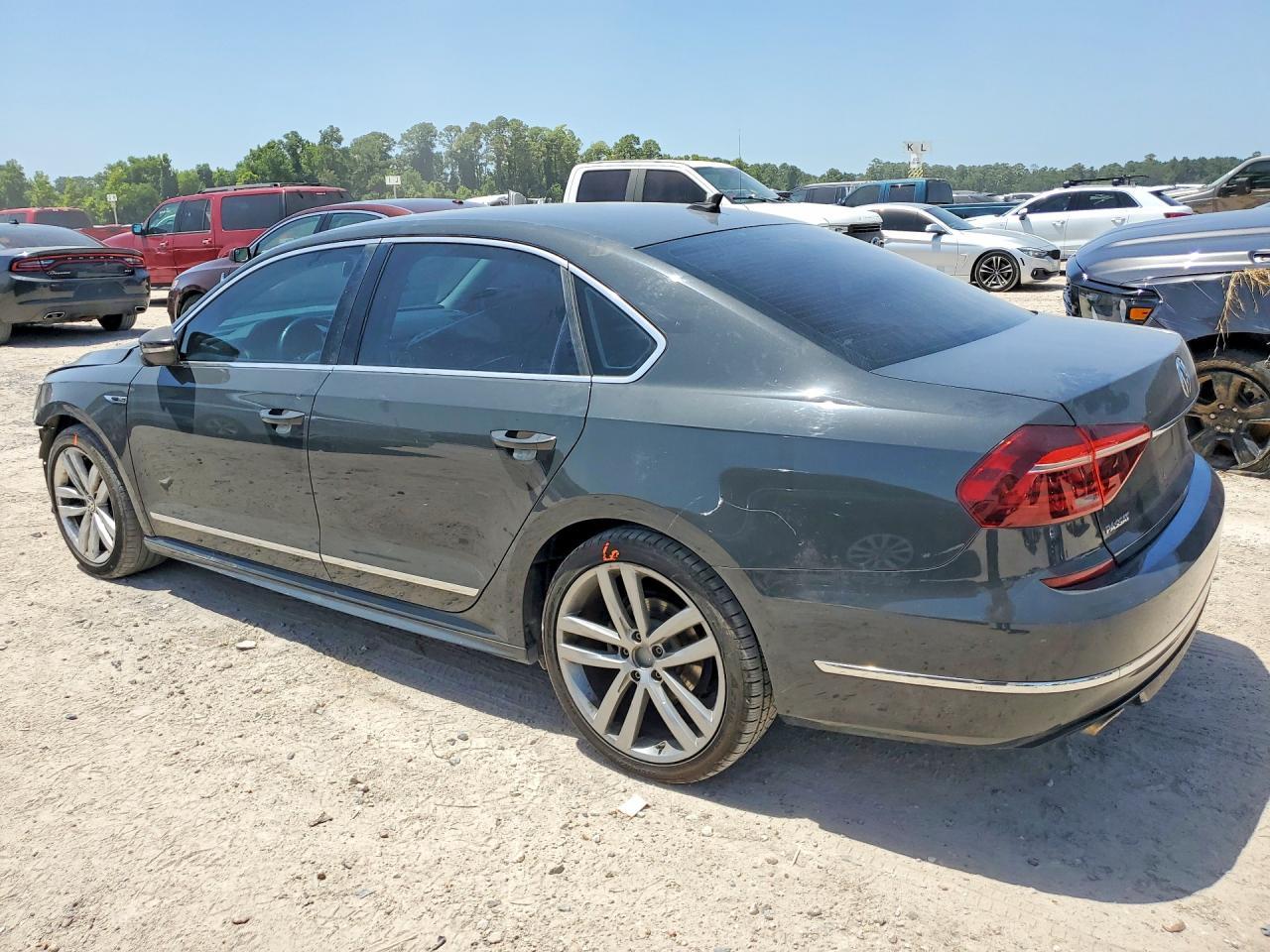 2017 Volkswagen Passat R-Line - Фото 2