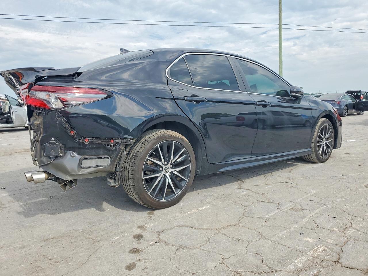 2022 Toyota Camry Se - Image 3