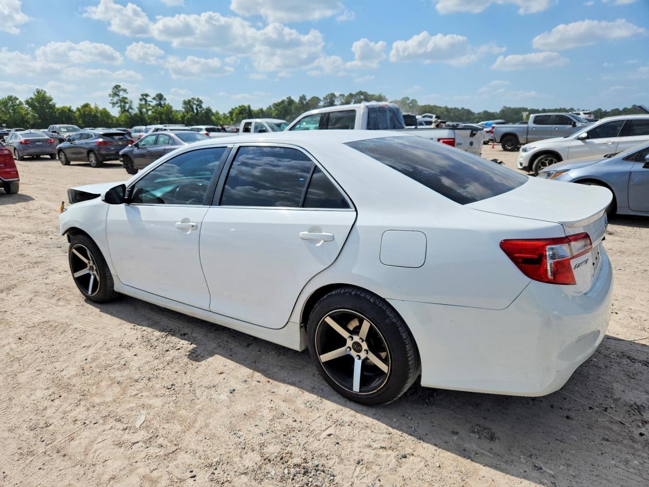 2014 Toyota Camry Se - Image 2