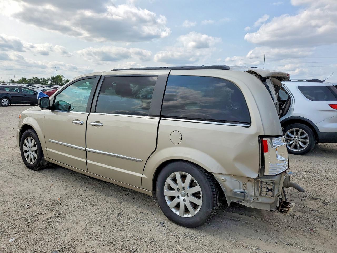 2016 Chrysler Town & Country Touring - Фото 2