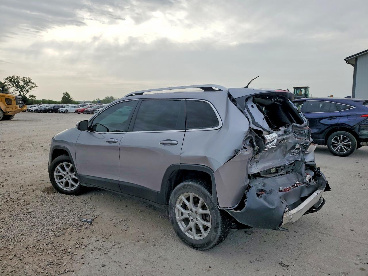 2017 Jeep Cherokee Latitude - Image 2