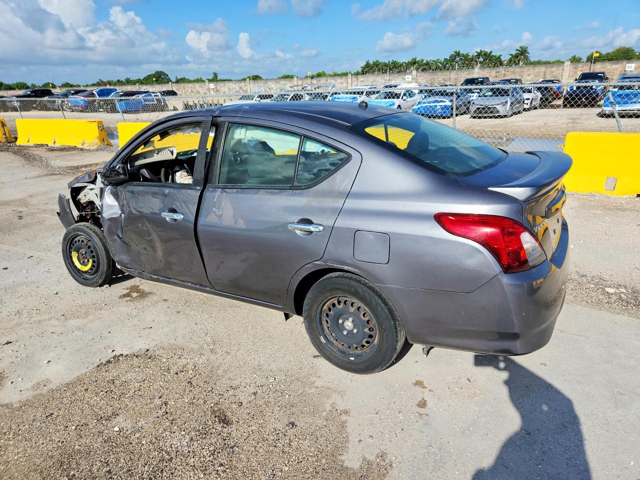 2019 Nissan Versa Sv - Image 2