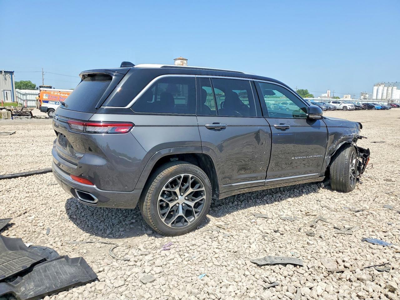 2022 Jeep Grand Cherokee Summit 4Xe - Image 3