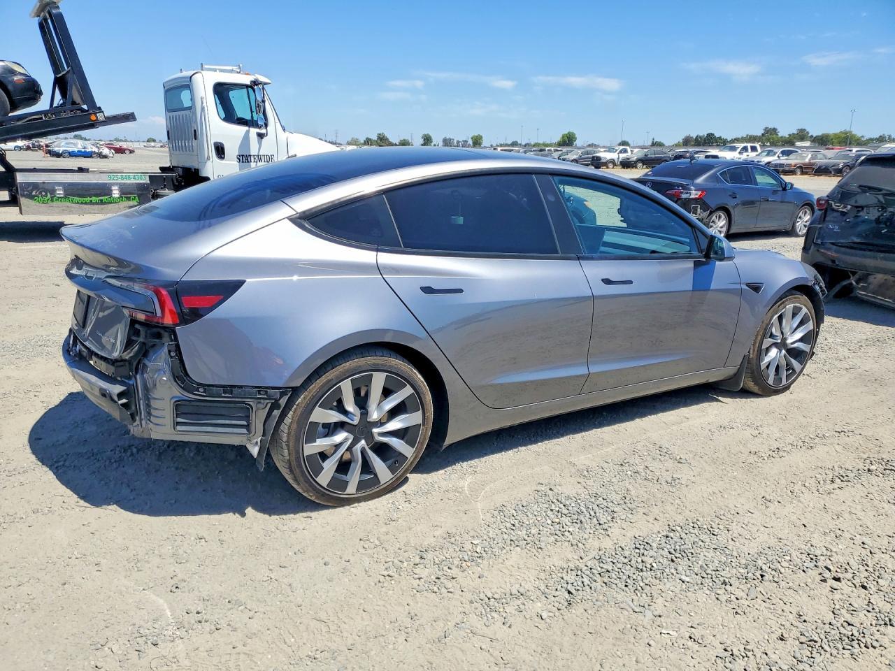 2025 Tesla Model 3 - Фото 3