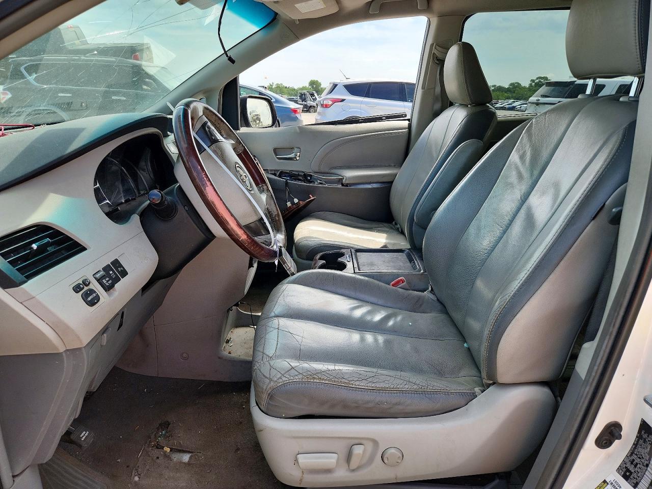 2011 Toyota Sienna Limited 7-Passenger - Image 7