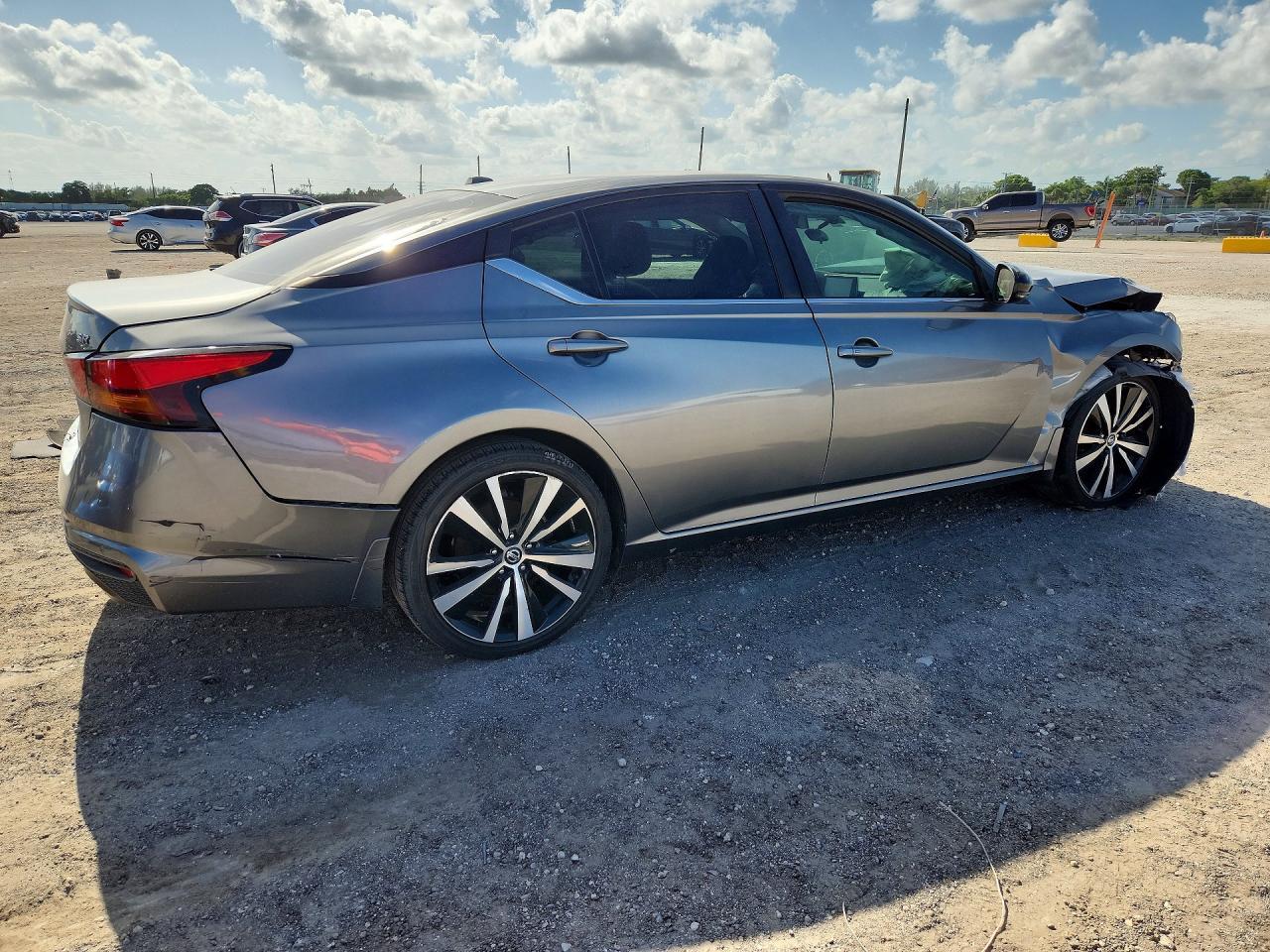 2021 Nissan Altima Sr - Фото 3
