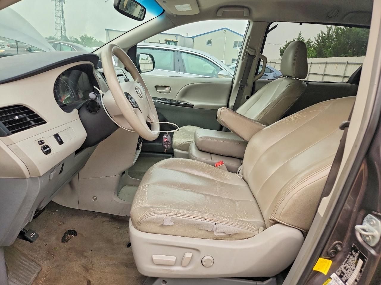 2013 Toyota Sienna - Image 7
