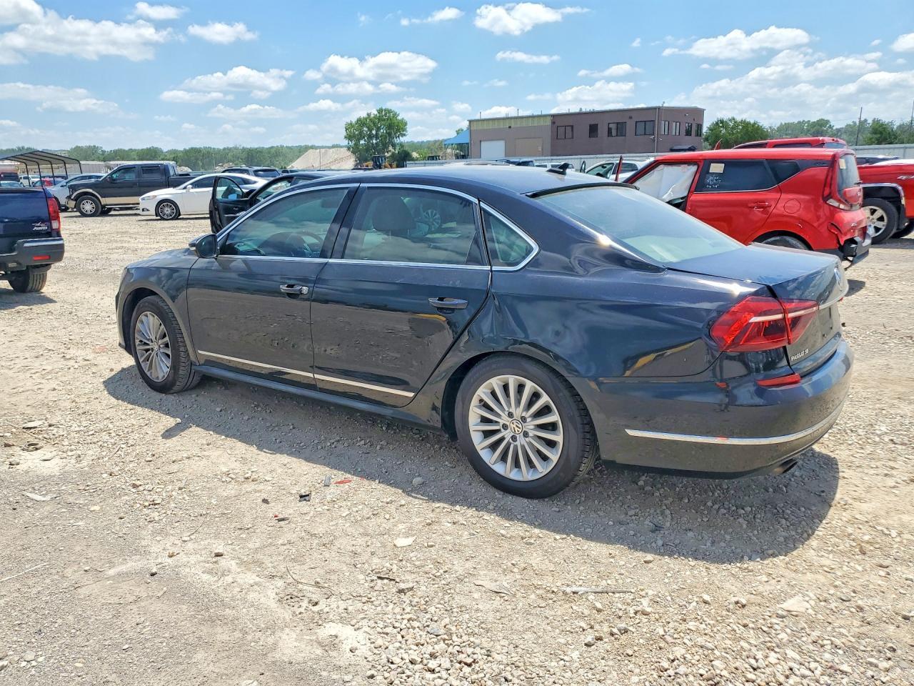2017 Volkswagen Passat Se - Фото 2