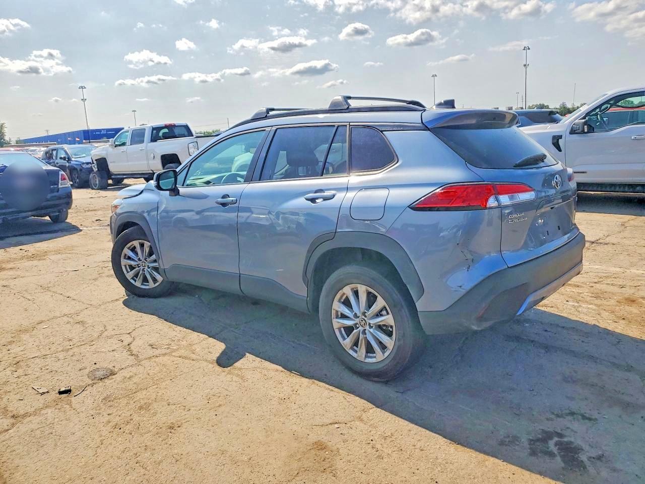 2025 Toyota Corolla Cross Le - Фото 2