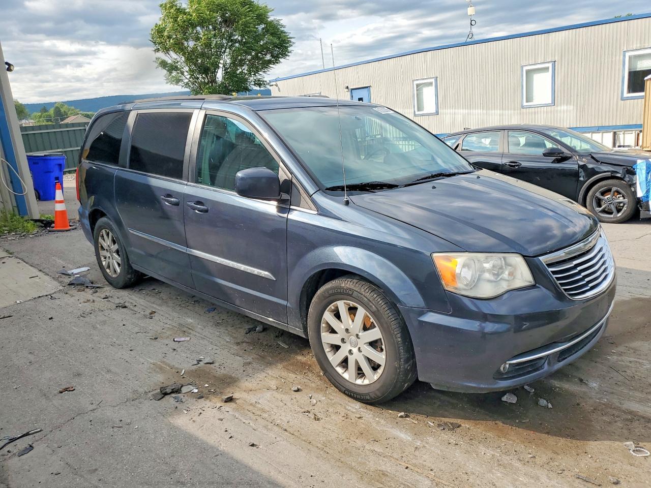 2014 Chrysler Town & Country Touring - Image 4