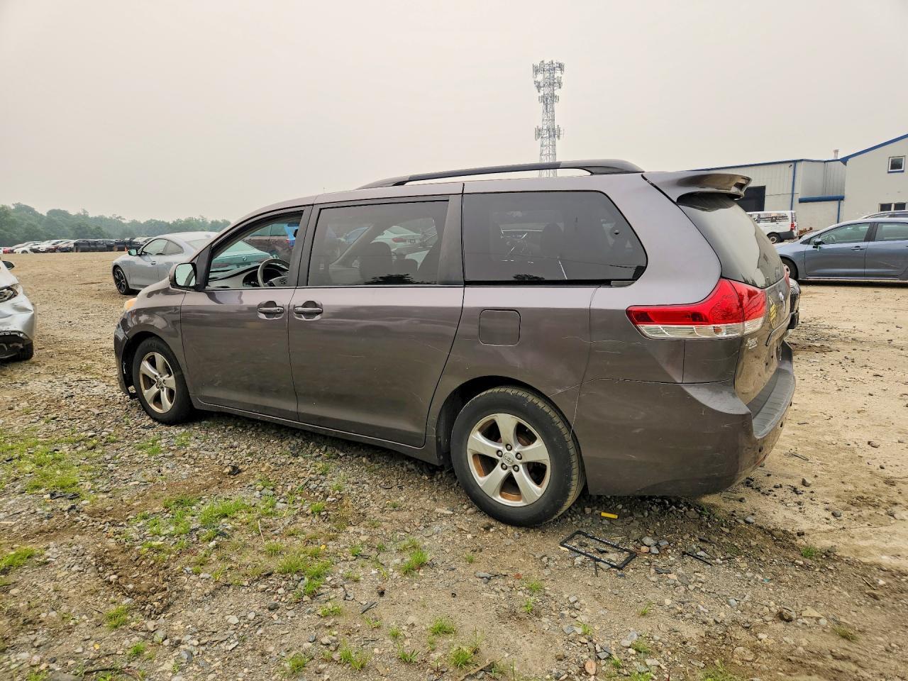 2013 Toyota Sienna - Image 2
