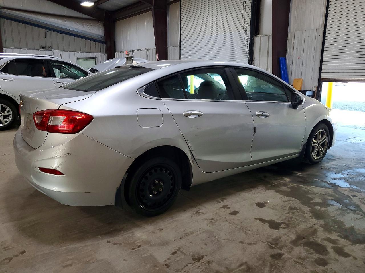 2017 Chevrolet Cruze Lt - Image 3