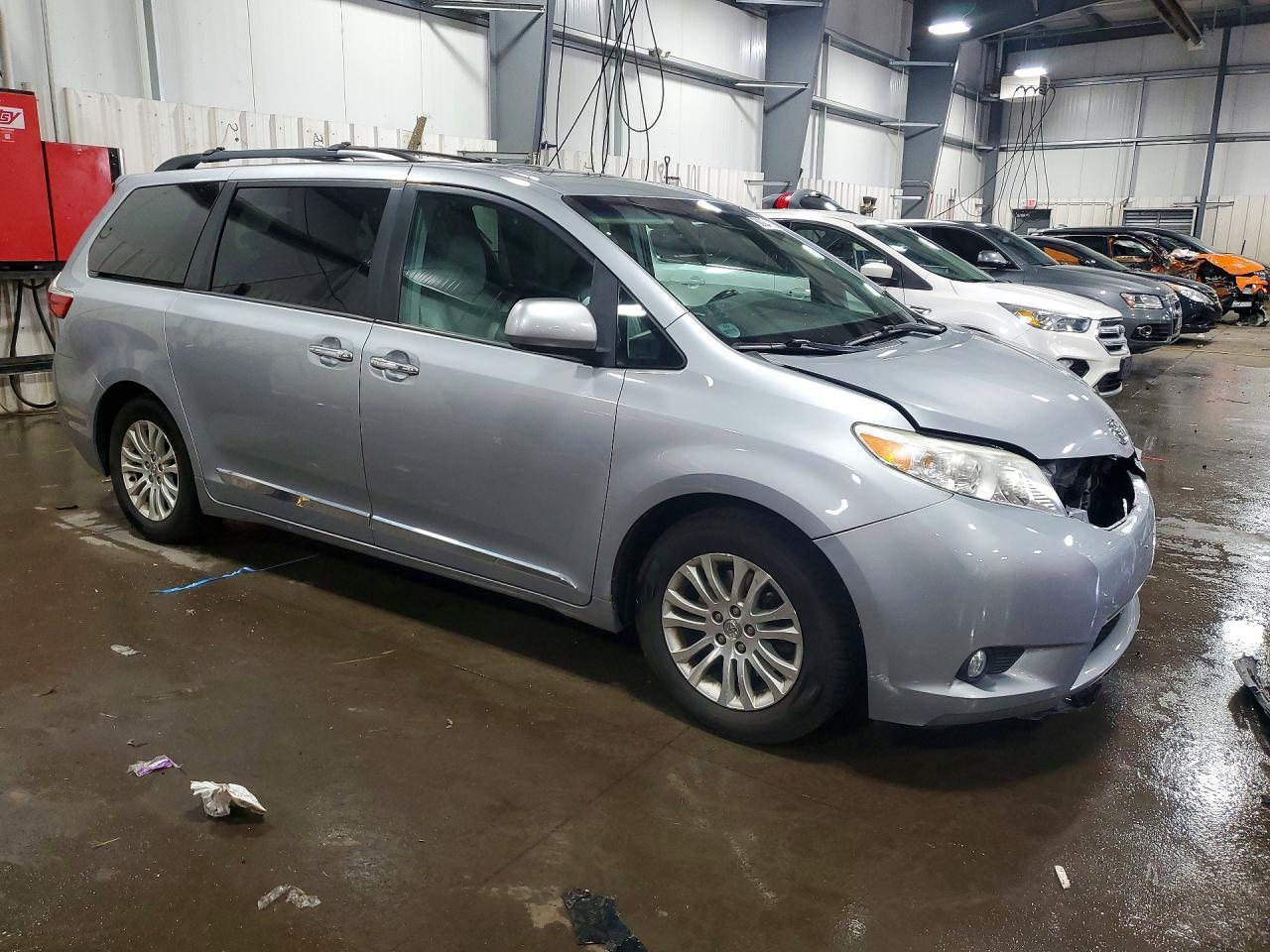 2015 Toyota Sienna Xle Premium 8-Passenger - Фото 4