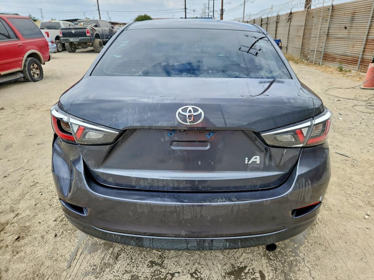 2017 Toyota Yaris Ia Base - Фото 6