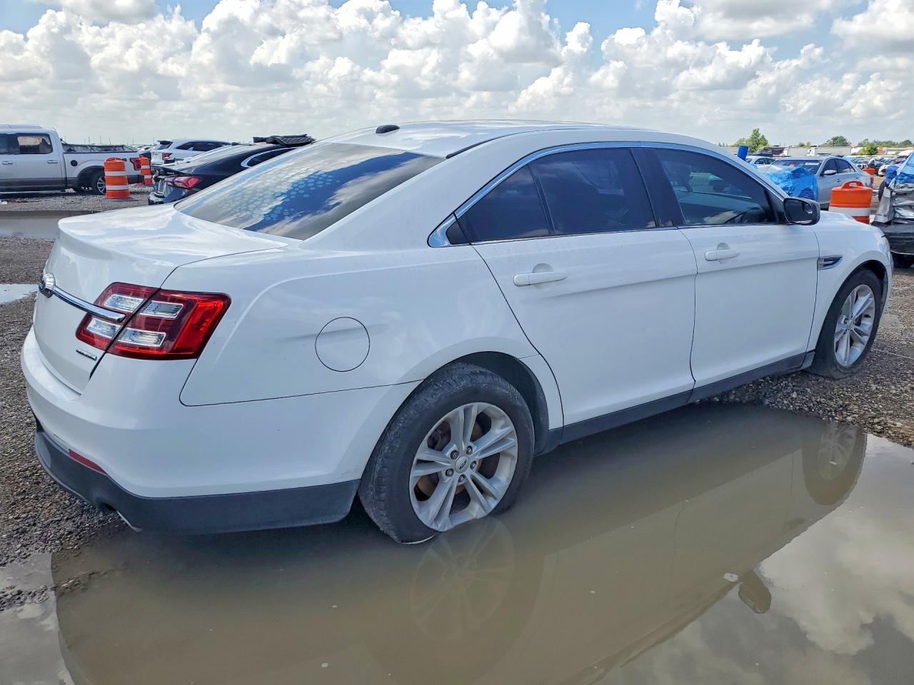 2018 Ford Taurus Se - Image 3