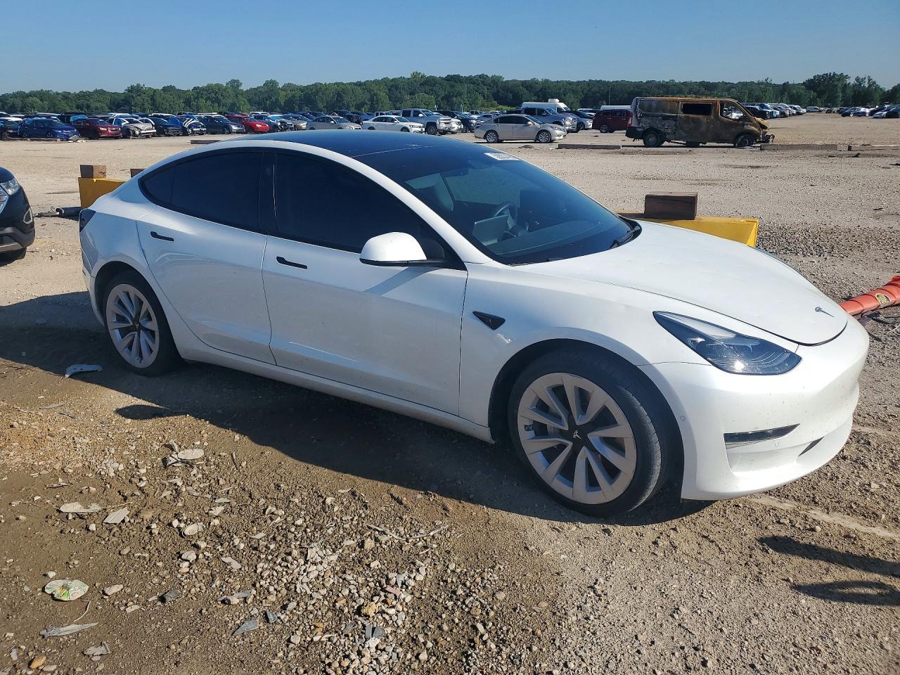 2022 Tesla Model 3 - Фото 4