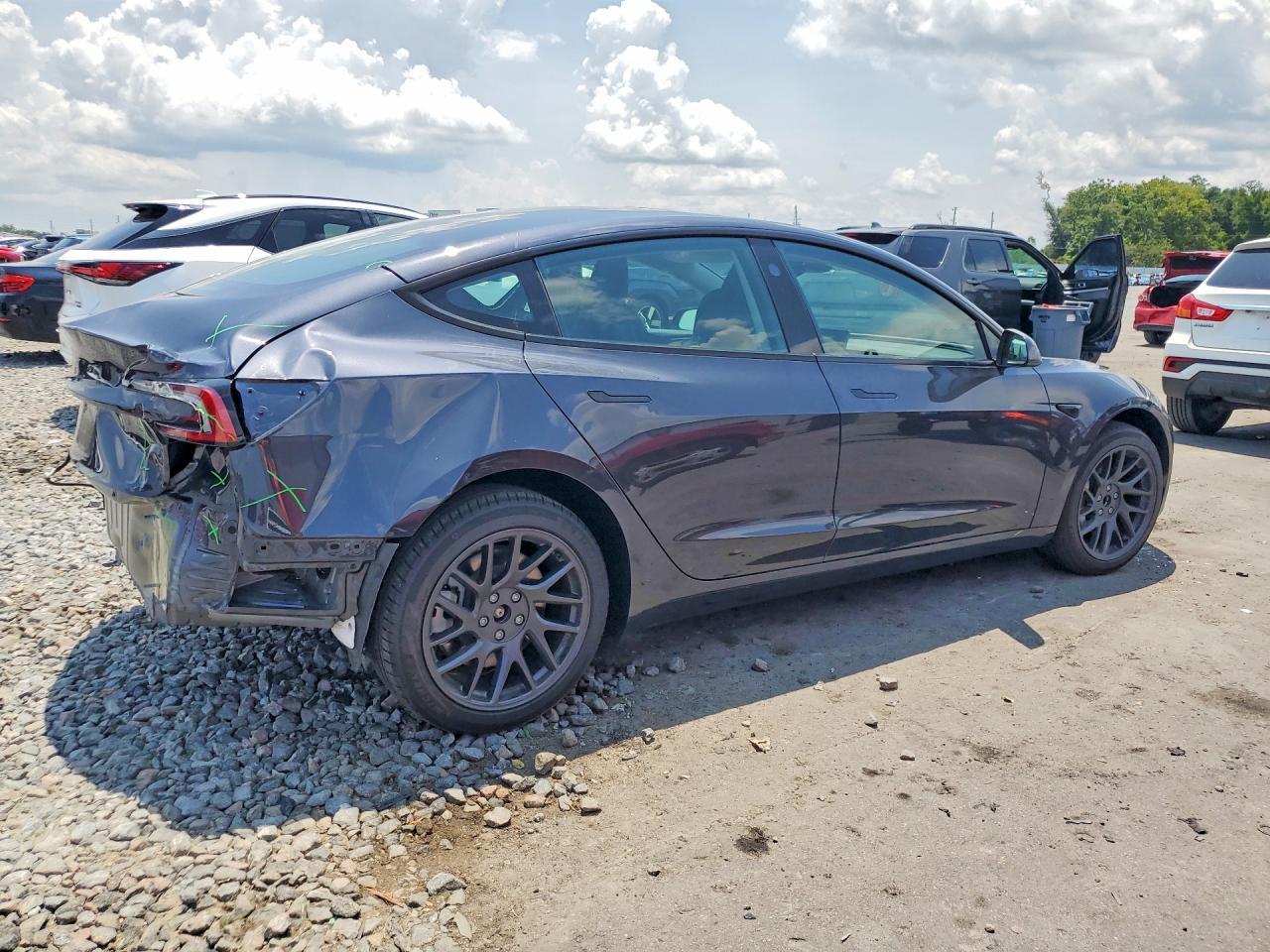 2026 Tesla Model 3 - Фото 3