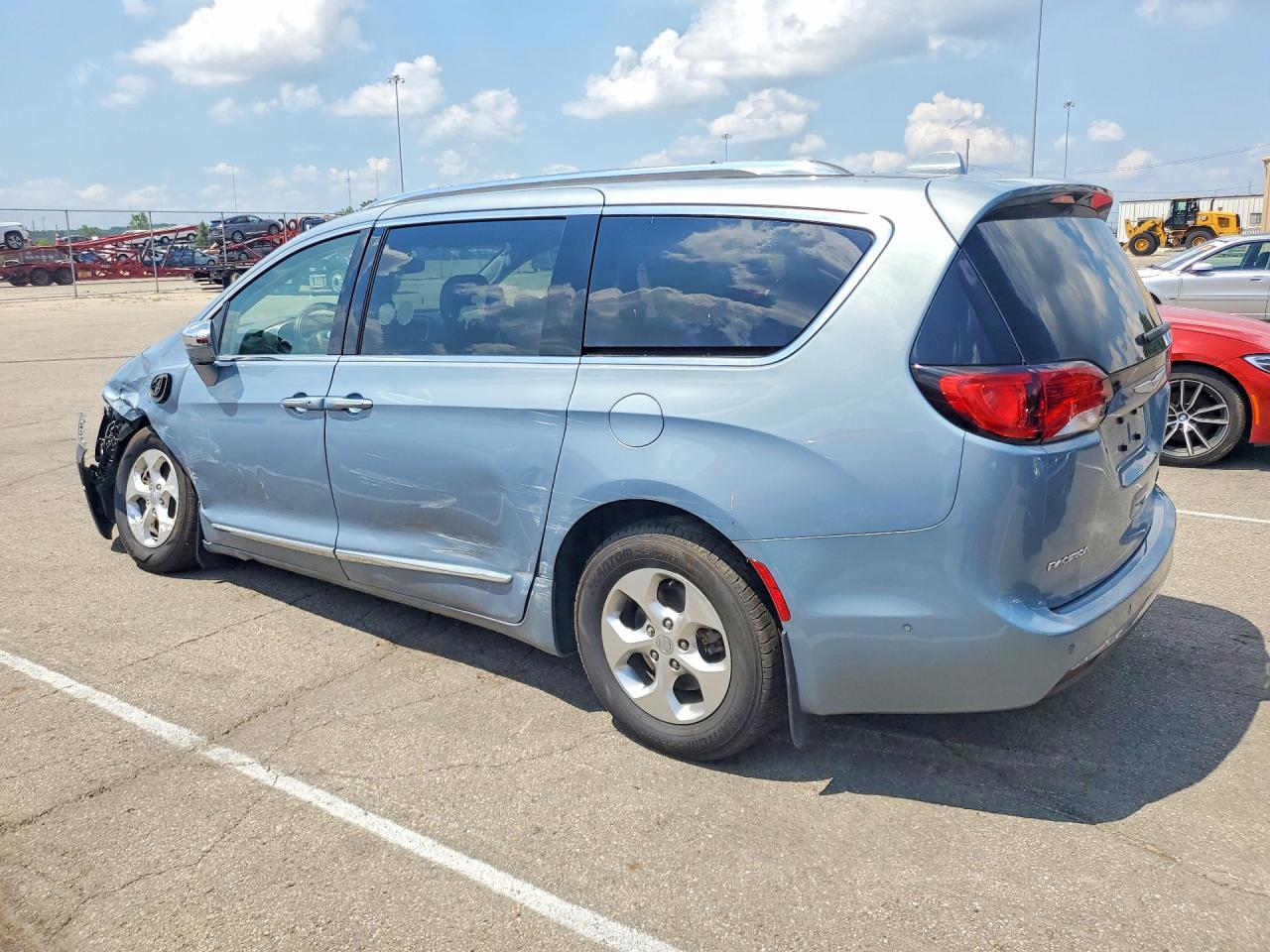 2017 Chrysler Pacifica Ehybrid Platinum - Image 2