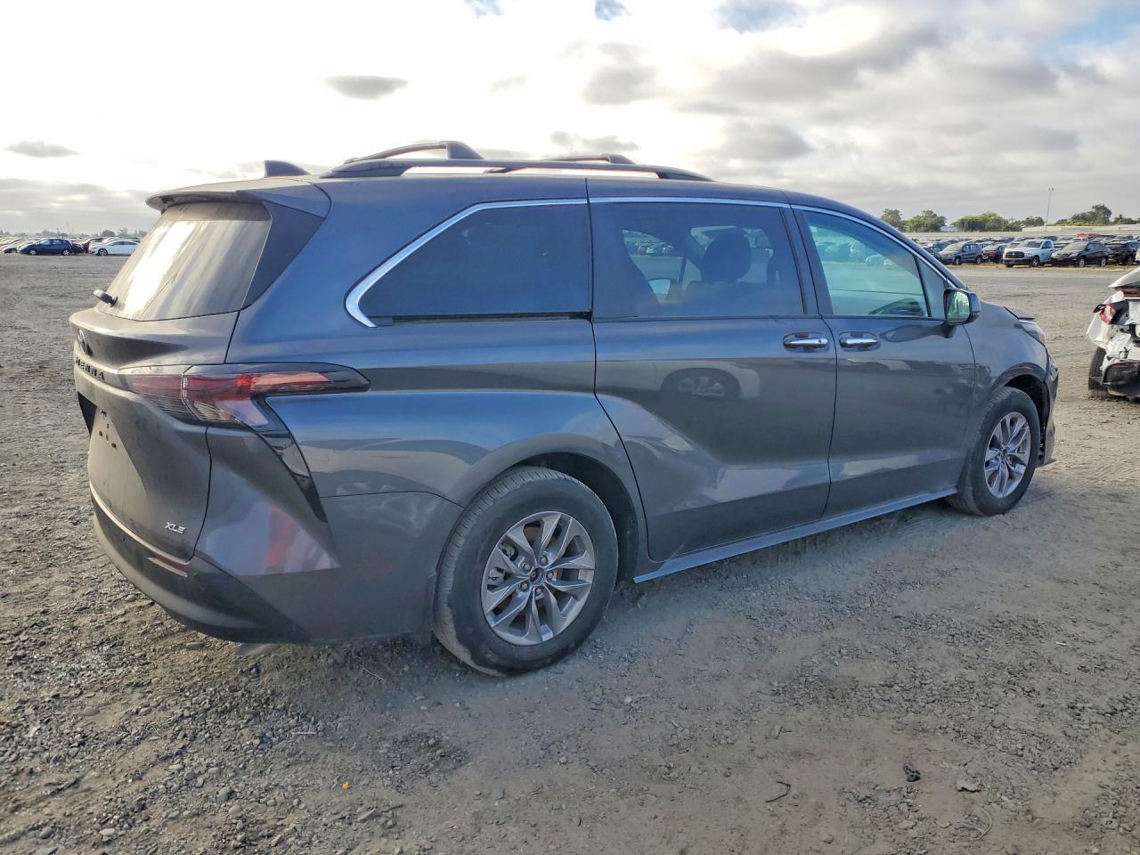 2025 Toyota Sienna Xle 7-Passenger - Фото 3