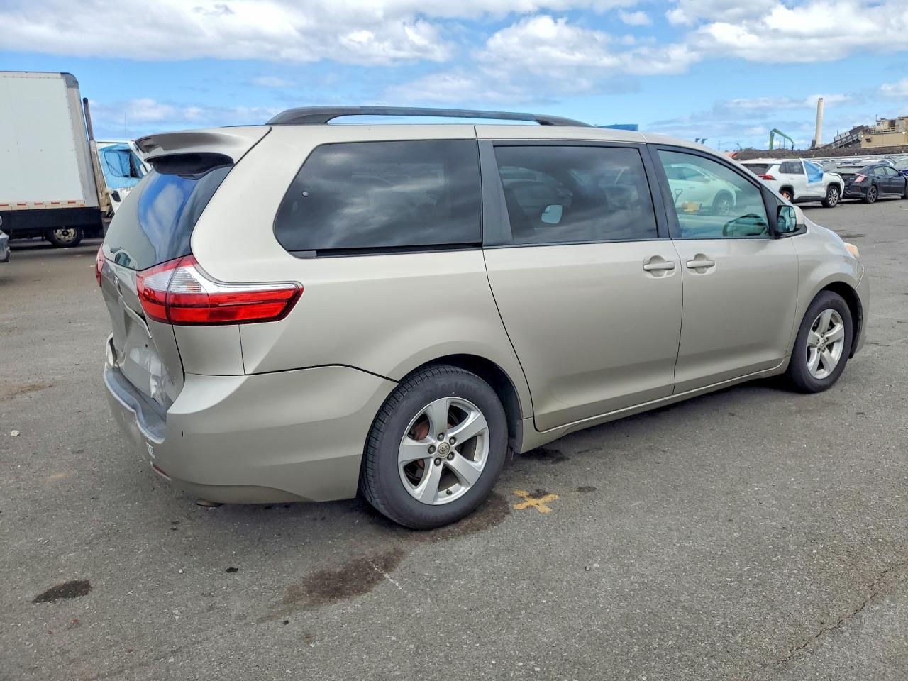 2016 Toyota Sienna Le - Фото 3