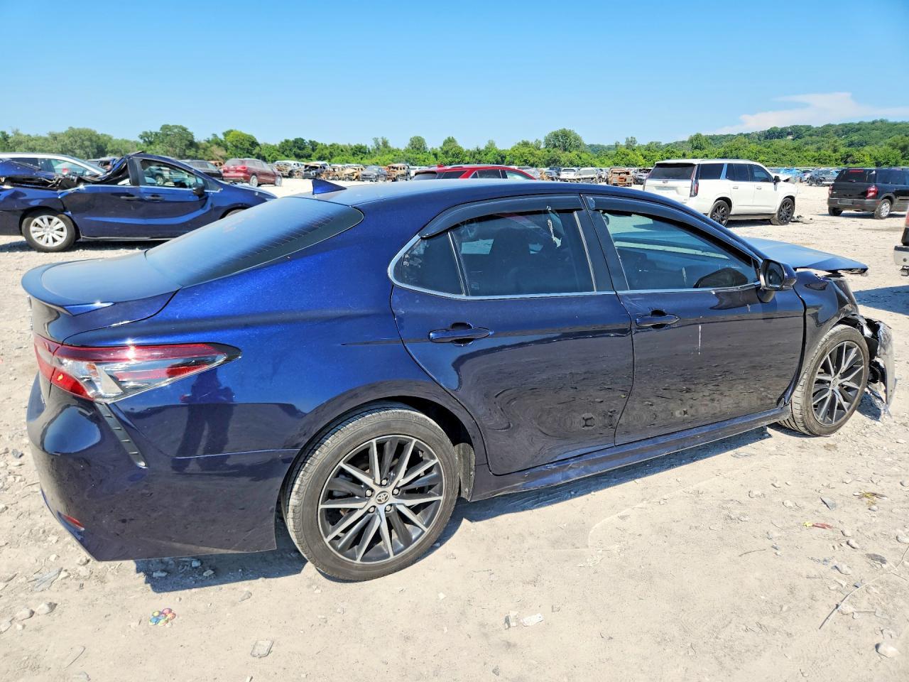 2021 Toyota Camry Se - Фото 3