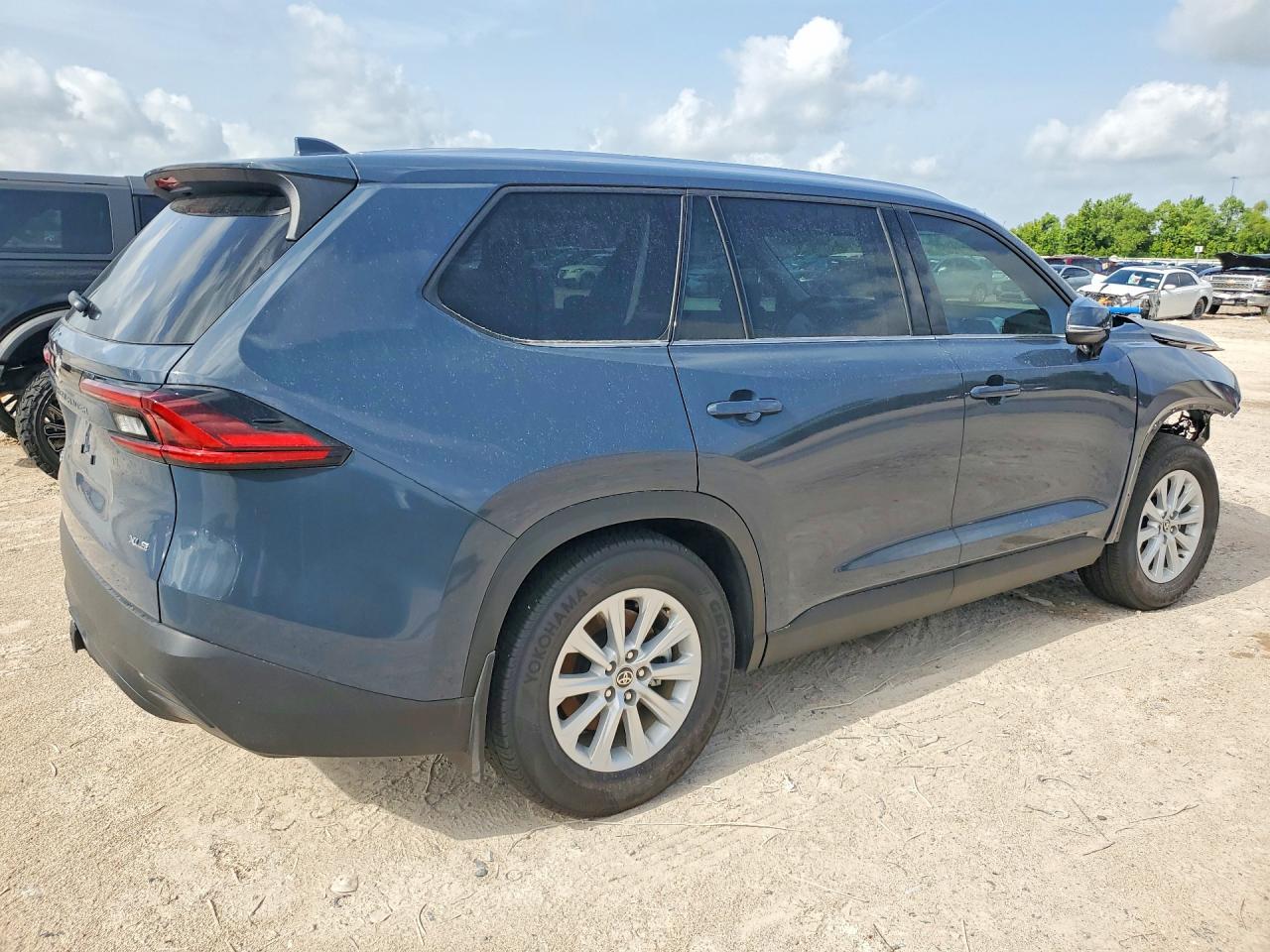 2025 Toyota Grand Highlander Hybrid Xle - Image 3