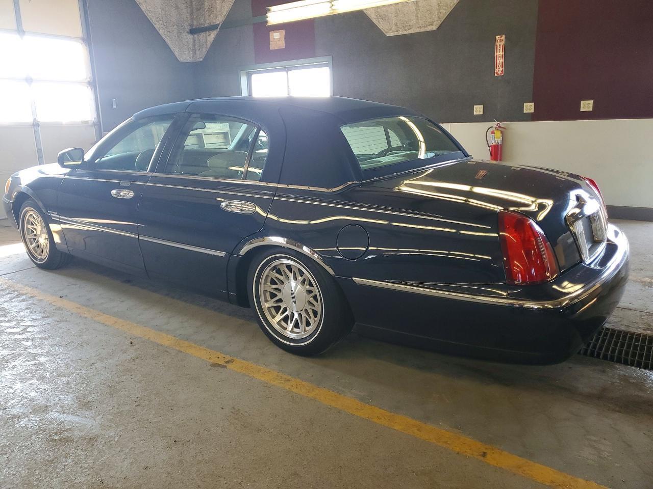 1999 Lincoln Town Car Signature - Фото 2