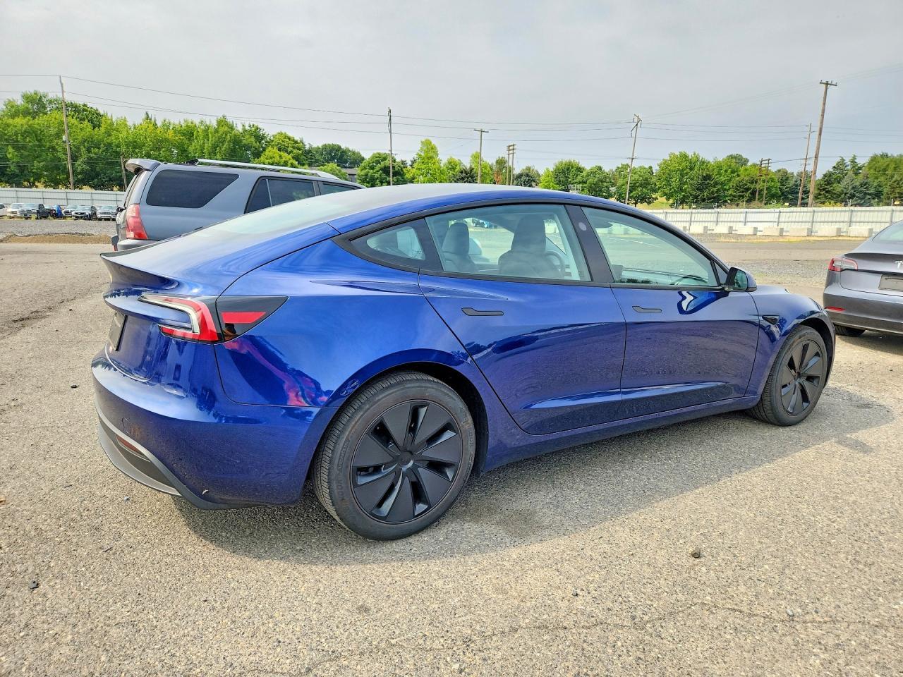 2025 Tesla Model 3 - Фото 3