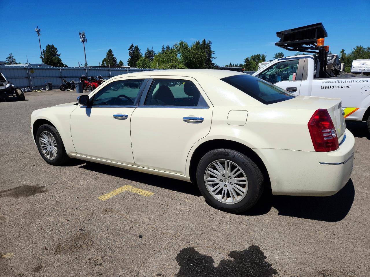 2010 Chrysler 300 Touring - Фото 2