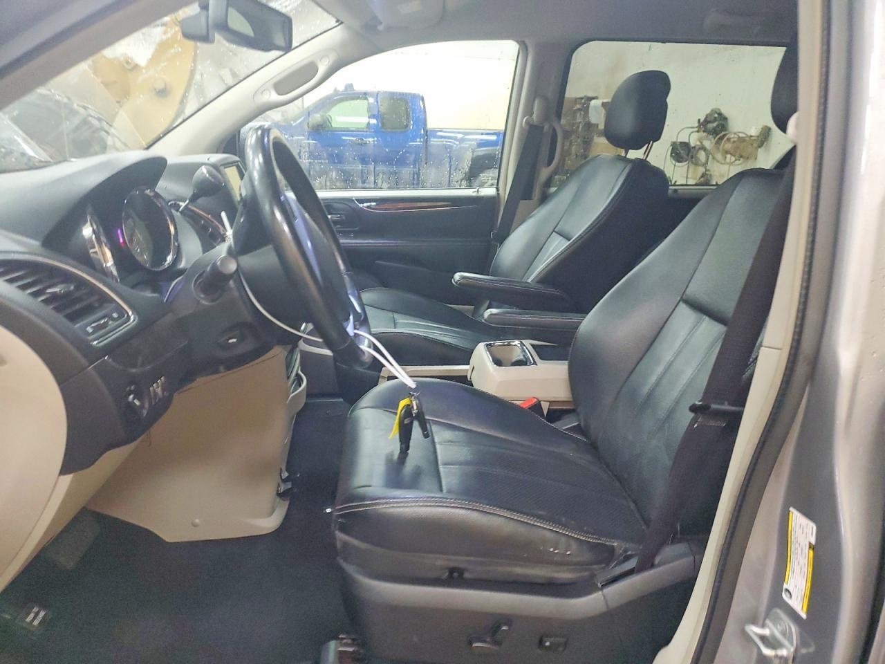 2013 Chrysler Town & Country Touring L - Фото 7