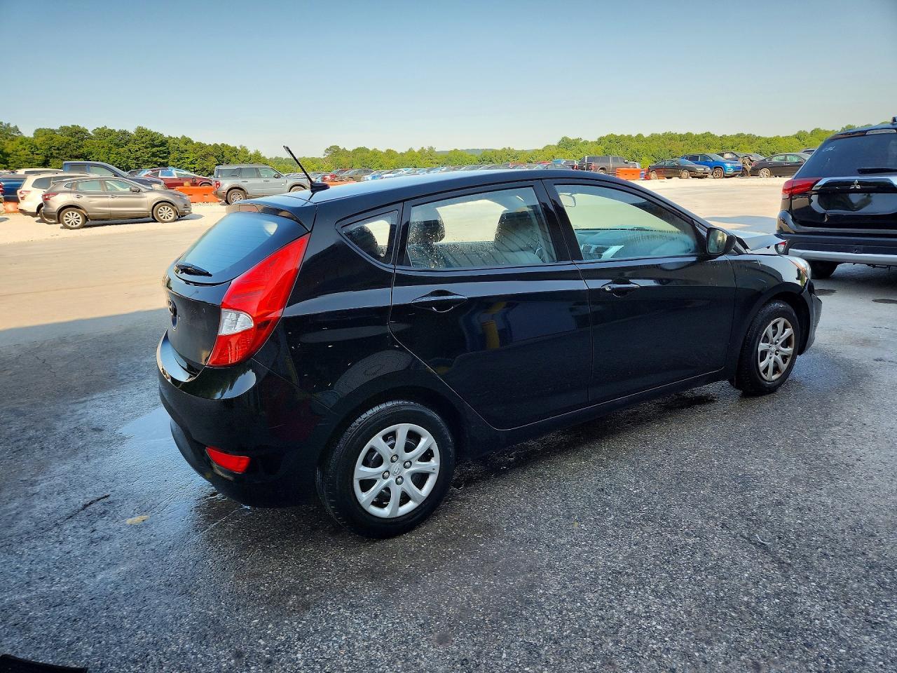 2014 Hyundai Accent Gs - Image 3