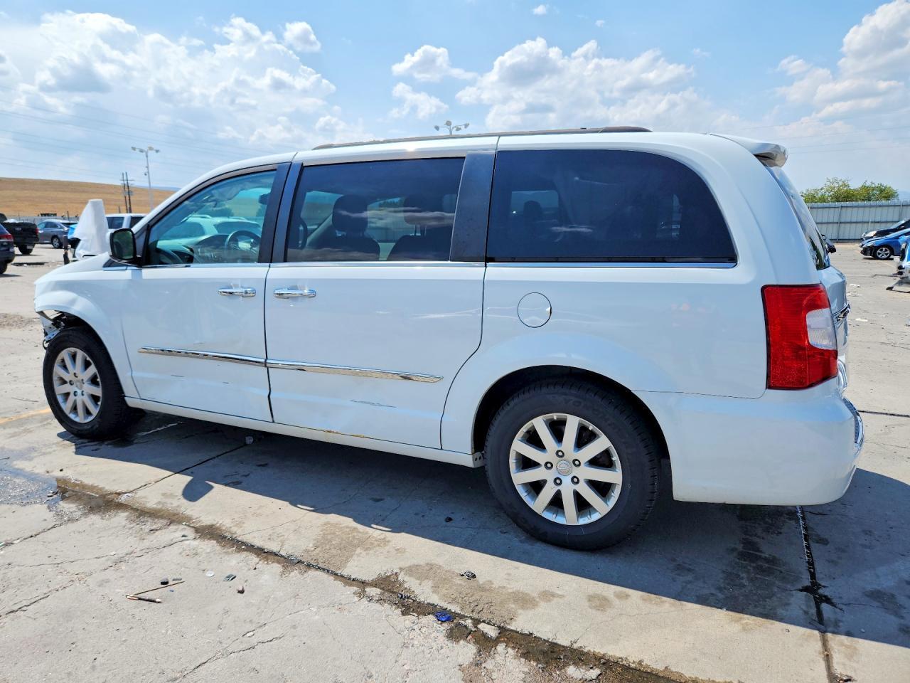 2016 Chrysler Town & Country Touring - Фото 2
