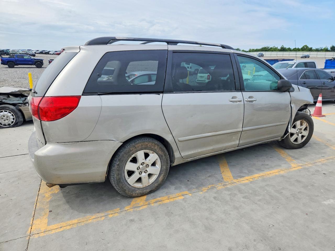 2010 Toyota Sienna Le 8-Passenger - Image 3