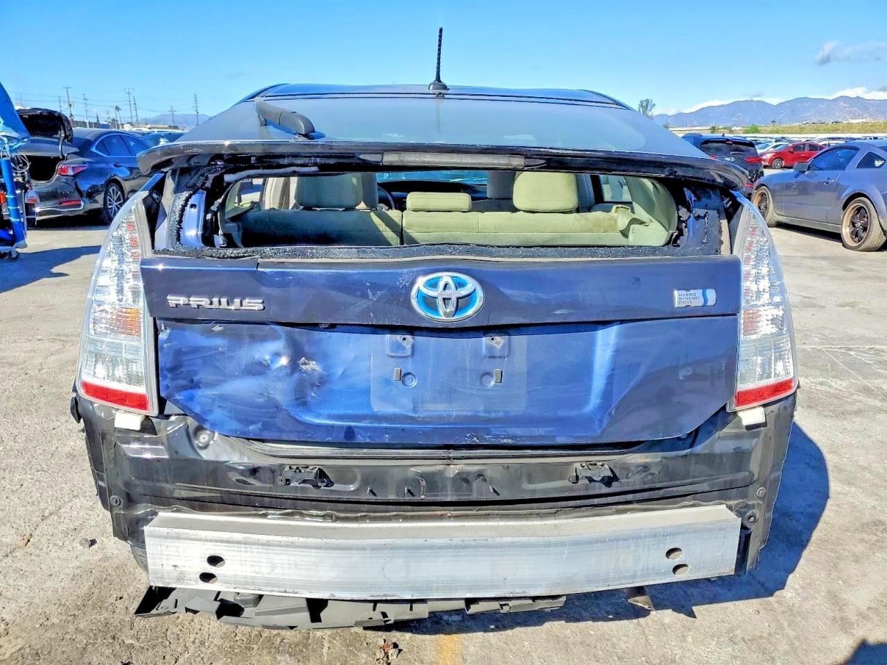 2011 Toyota Prius Three - Фото 6