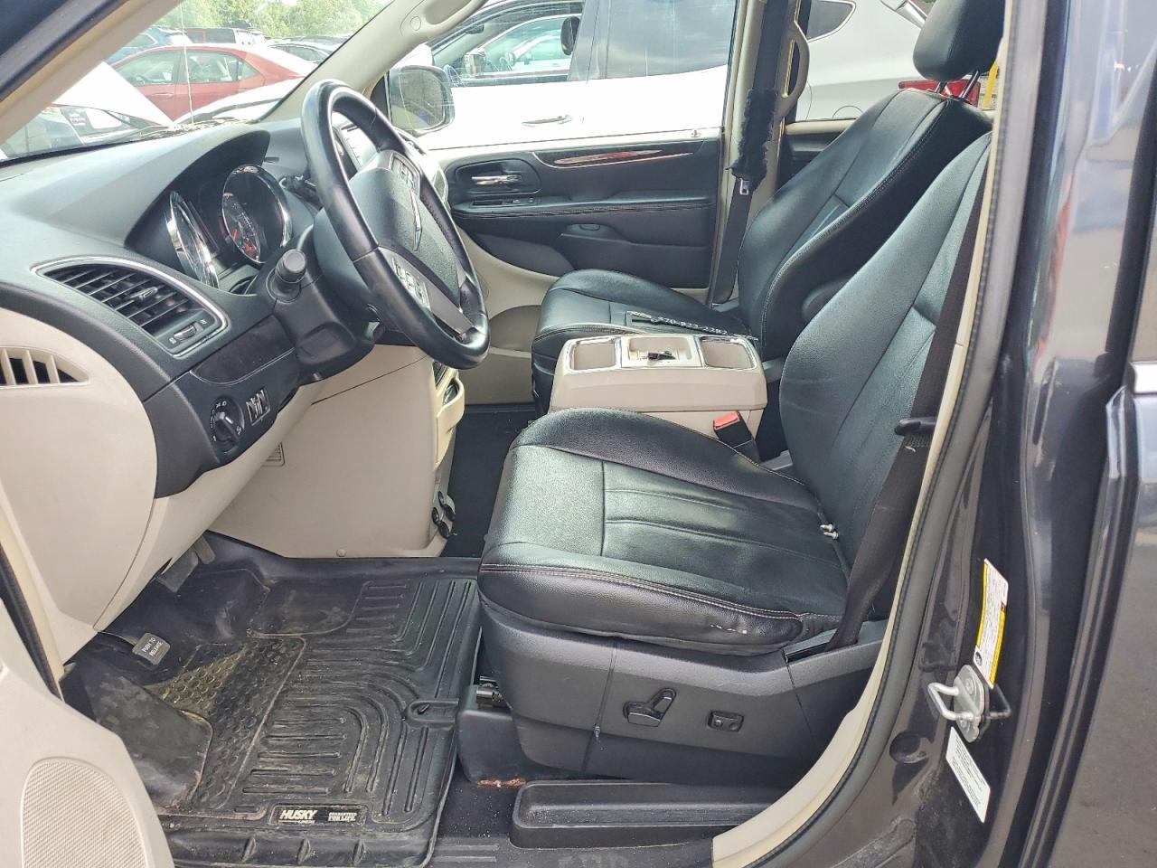2014 Chrysler Town & Country Touring - Image 7