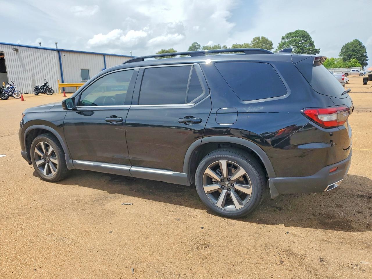 2023 Honda Pilot Touring - Image 2