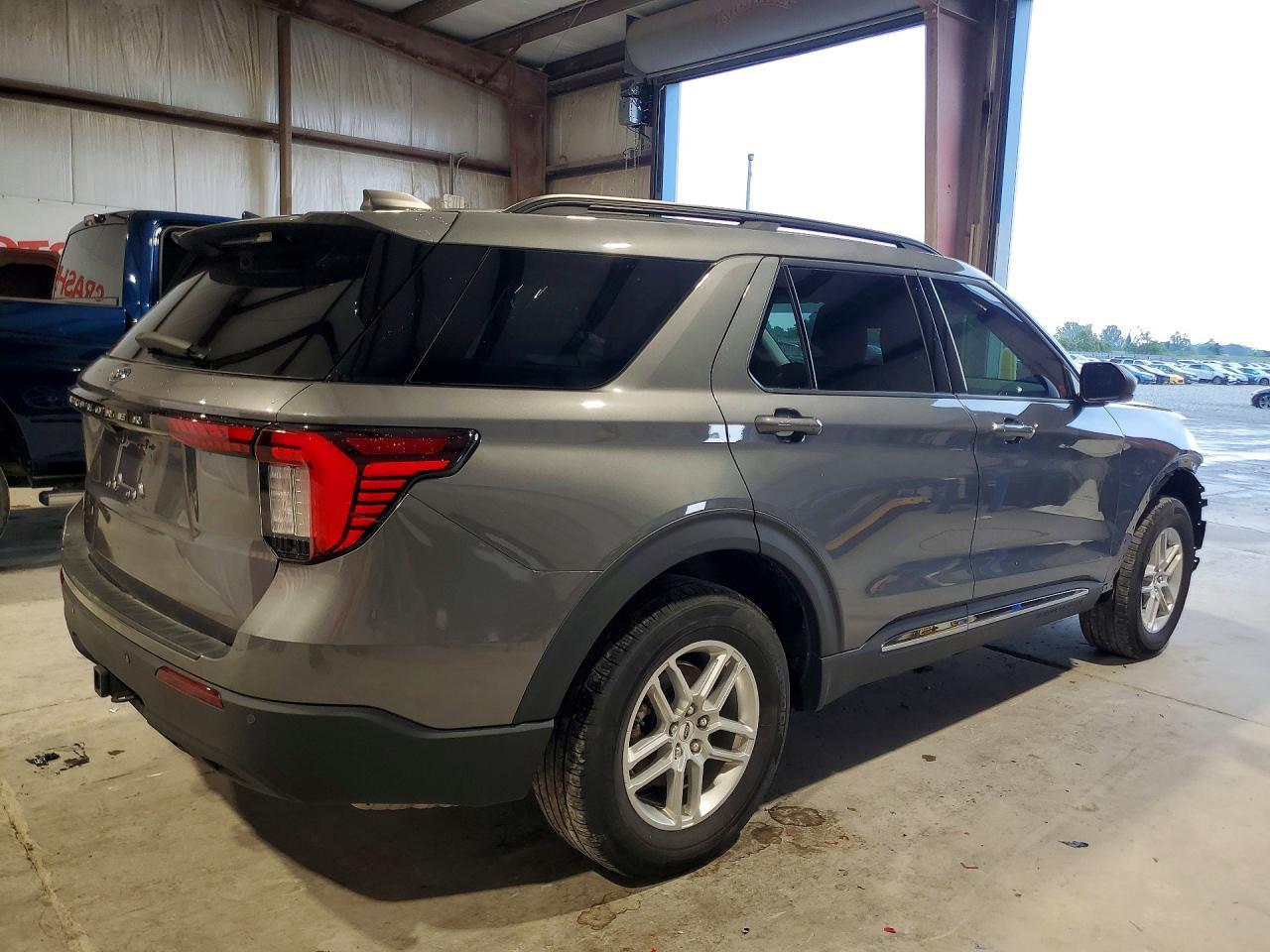 2025 Ford Explorer Active - Фото 3