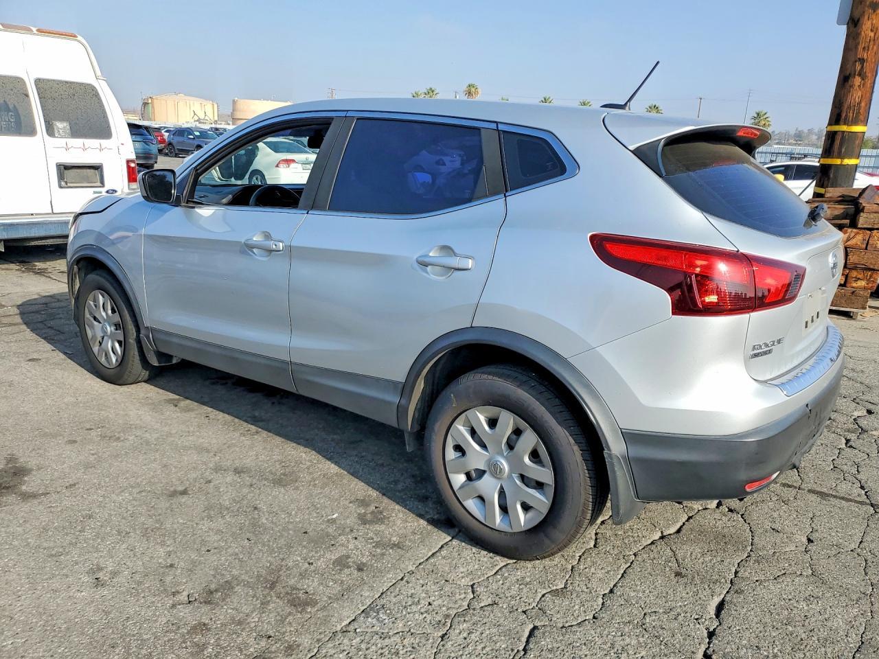 2018 Nissan Rogue Sport S - Фото 2
