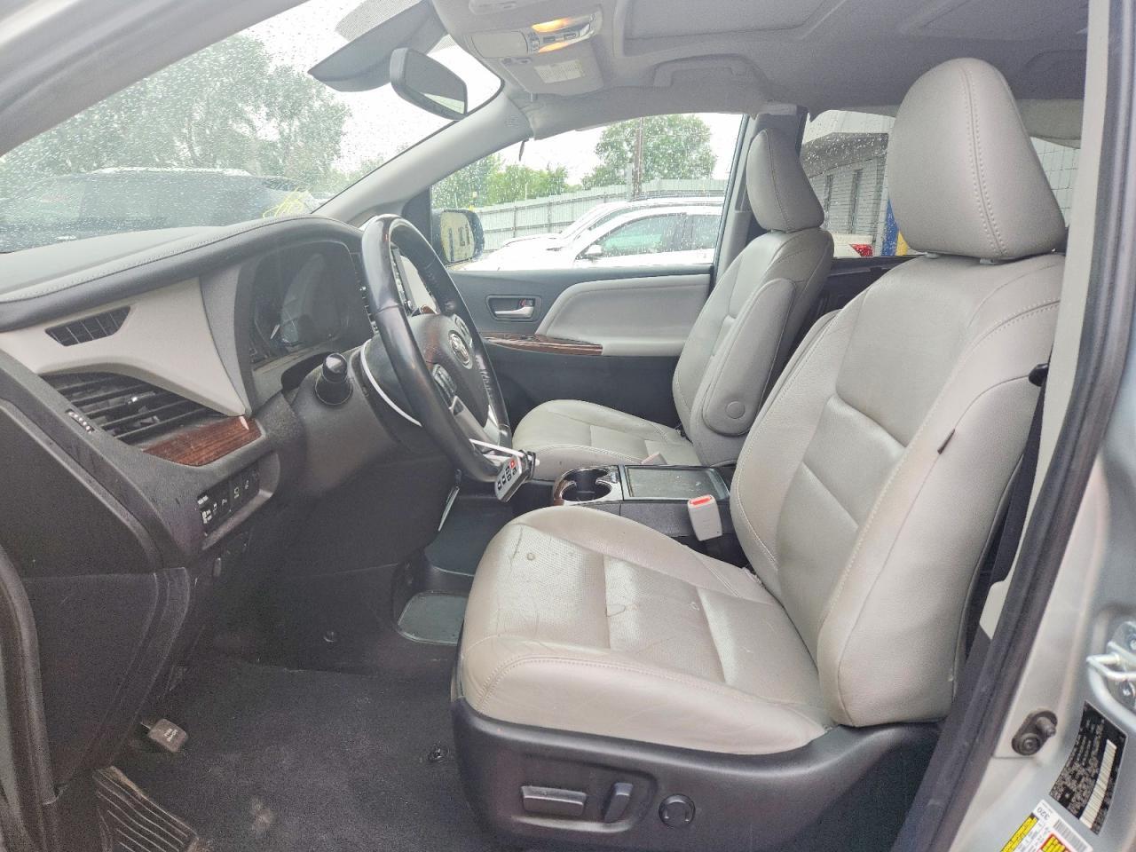 2019 Toyota Sienna Limited Premium 7-Passenger - Image 7